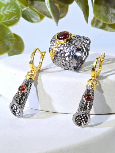 Серебряные серьги с гранатом